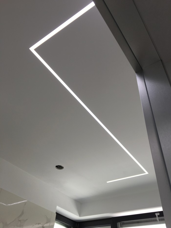 Vestavný LED profil Kozel osazen LED páskem 20W/m ve studené bílé.